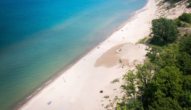 Vintage Classic Home, Pet Friendly in National Park 1 Mile to Beach