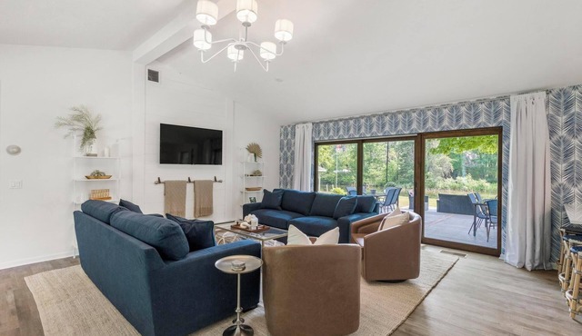 Wake Zone Cottage - Sleeps 10. Waterfront! Burt & Crooked Lake NEW HOT TUB