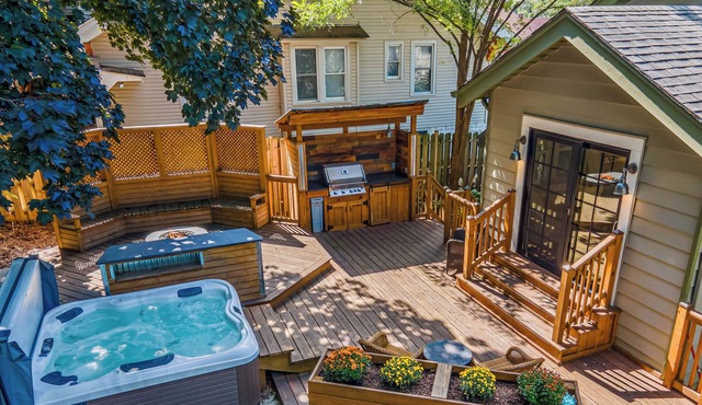 Walk to Fox River Grove Train Station + Hot Tub!