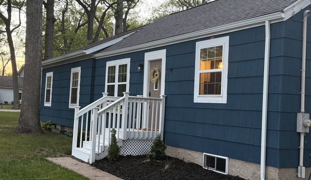 Walk to the beach! Charming 3-bedroom in historic cottage district; fenced yard.