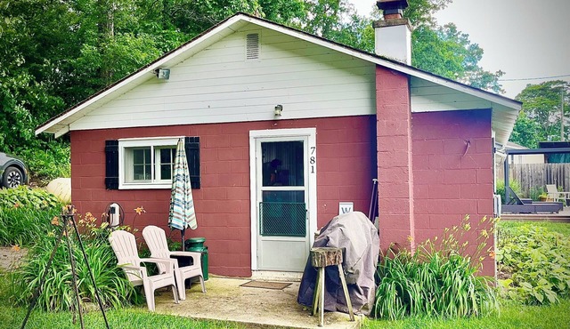 Water front cottage on beautiful Upper Long Lake