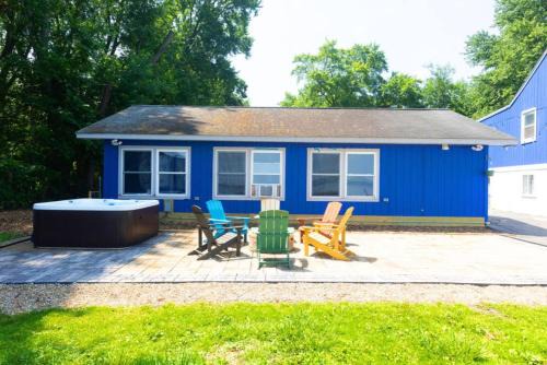 Waterfront 2BR Nautical Cottage on Grass Lake Hot Tub Firepit Year Round Fun