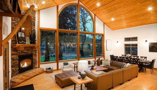 Waterfront Chalet in Maple Falls