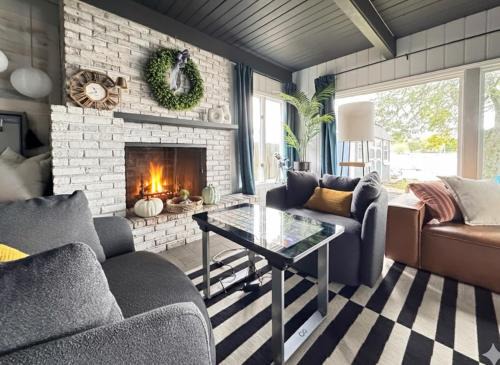 Waterfront Home with Arcade, MassageChair, Firepit, Infinity Game Table