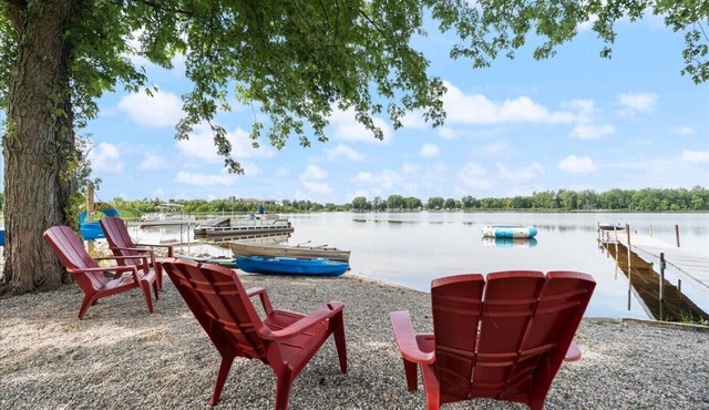 Waterfront Oasis w Beach, Dock & Kayaks!