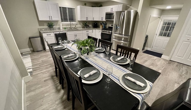 Watkins Lake Retreat - 5 Bedroom Up to 24 Guests!