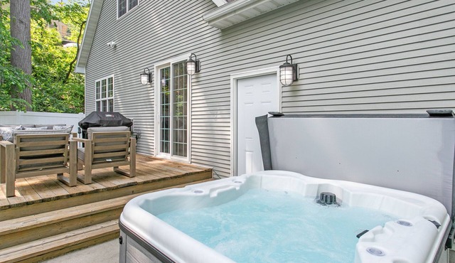 Weko Beach Retreat - Hot Tub, Fire Pit, Near Lake Michigan