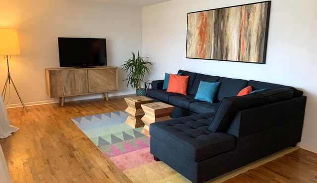 Welcome to Holiday House! Cozy, modern home 7 min. from the beach and wineries.
