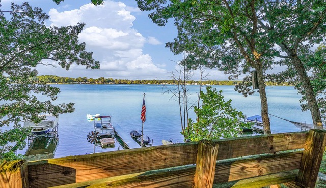 Welcome to Lake Life! Your spacious WATERFRONT getaway on an all sports lake! 😍