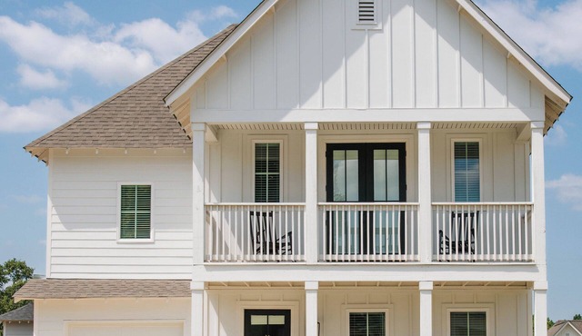 Welcome to The Aubie House, a thoughtfully designed 3 bedroom retreat just minutes from Auburn University, Jordan Hare Stadium, and downtown Auburn. Enjoy premium amenities, inviting outdoor spaces, and all the comforts of home.