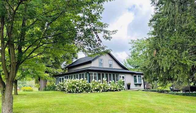 Welcome to the Mill! Charming Three Oaks Farmhouse-Dog friendly on 2 acres.