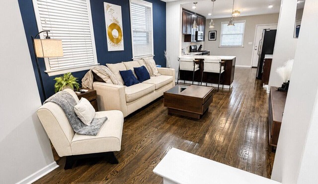 Welcome to this four bedroom, two bathroom apartment located in the neighborhood of Lakeview.