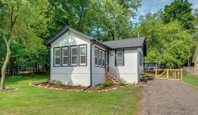 Welcoming Williams Bay Cottage w/ Deck & Fire Pit!