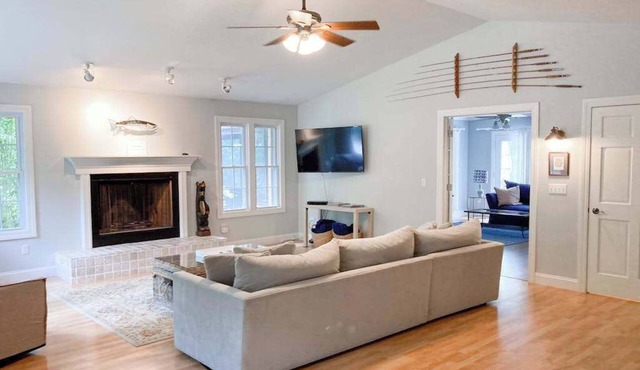 Well-kept home with private outdoor pool, free WiFi, and pool table