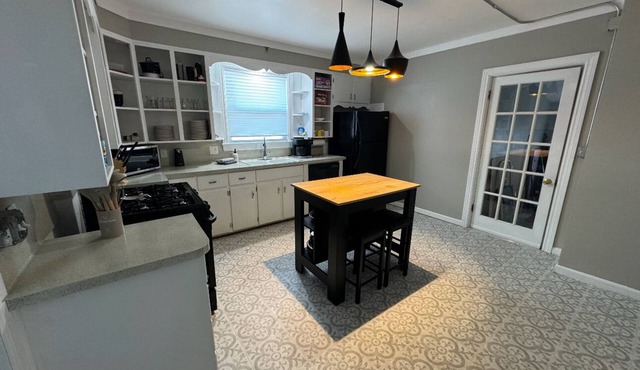 West Side Gem. 3-bedroom house in Grand Rapids with AC, WiFi, Laundry for 6