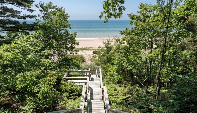 Whiskey Creek Cottage- Private Lake Michigan Beach Frontage