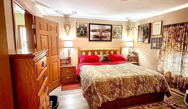Whitetail Oasis 2-bedroom ranch house in beautiful Two Rivers!