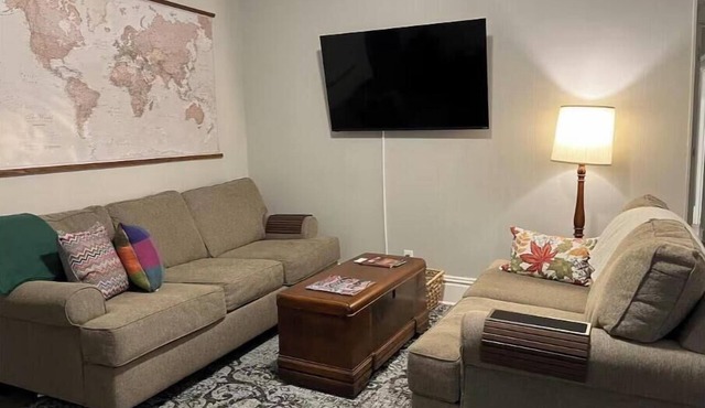 Whitt’s End - a spacious private lodging in a historic Springfield neighborhood in Springfield