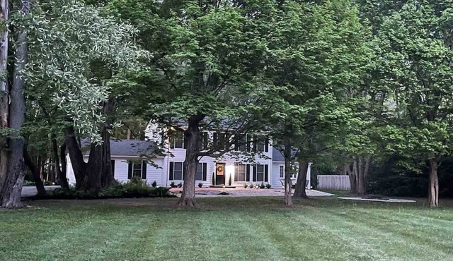 Wooded Lakeside Retreat Near Grand Park + GameRoom