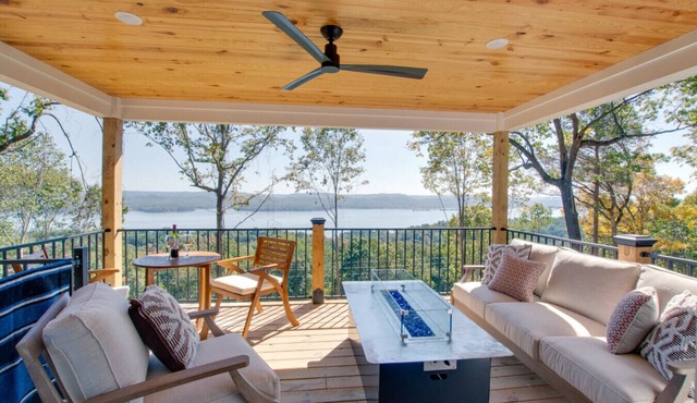 Yellowstone-Inspired Rustic Cabin with Lake Views, Hot Tub, and Western Charm