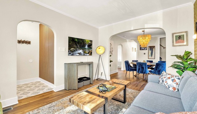 Your Chicago Hub~ 4 minute Walk to Train~ Pets OK~ Game Room~ Fireplace
