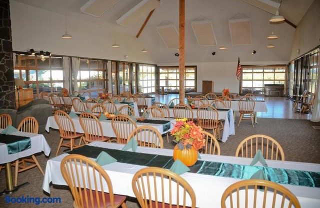 Bend-Sunriver Camping Resort Two-Bedroom Cabin 5 in Three Rivers