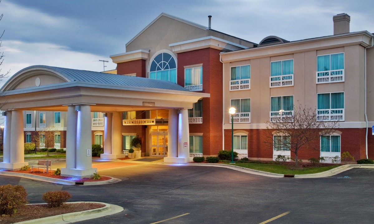 Alpine Center Hotel | Holiday Inn Express Hotel & Suites Grand Rapids-North, an Ihg Hotel