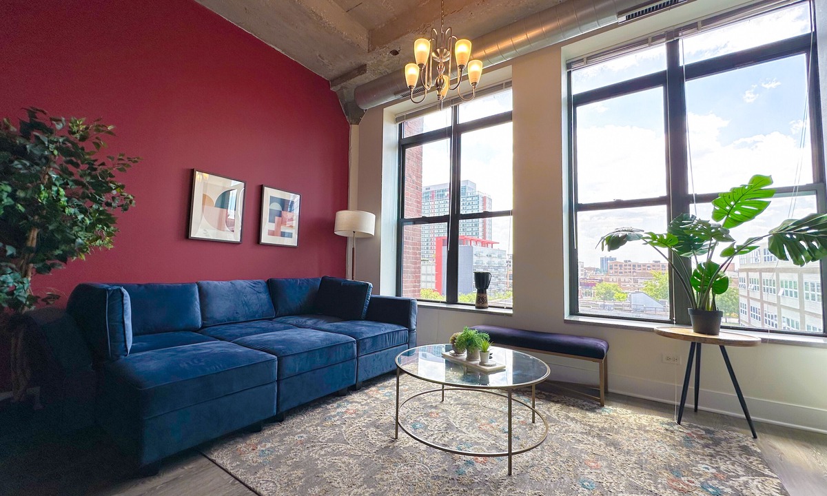 Near South Side Apartment | McCormick Place 2b/2b family unit with optional parking for up to 8 guests