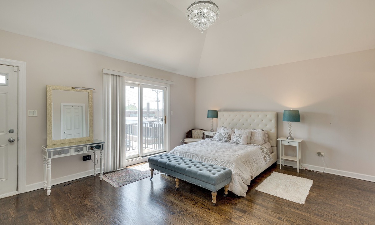 Tri-Taylor Apartment | Chi-Town Chill - Get Anywhere in the City from This Perfectly Located Duplex by AllSet Turnover