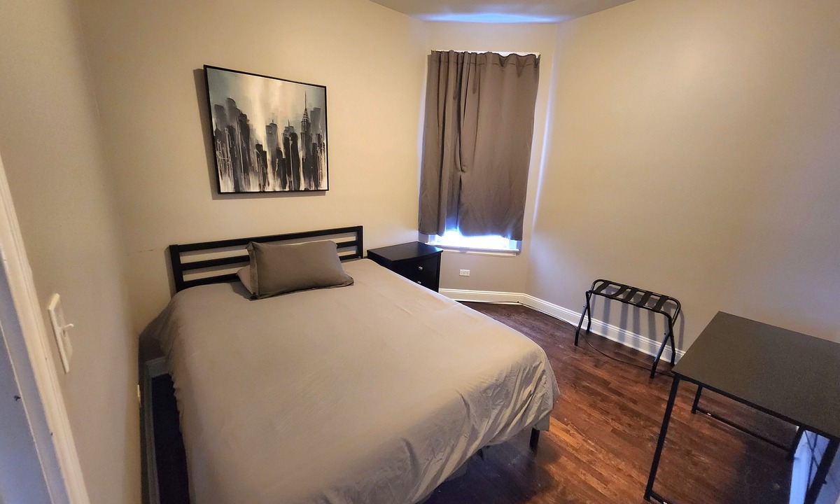 Logan Square Apartment | Large 3 bdrm/dining in the heart of Logan Square mins to DOWNTOWN