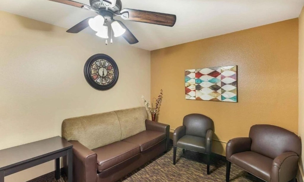 Brookfield Apartment | 2 Queen Beds | Smoking, Kitchen