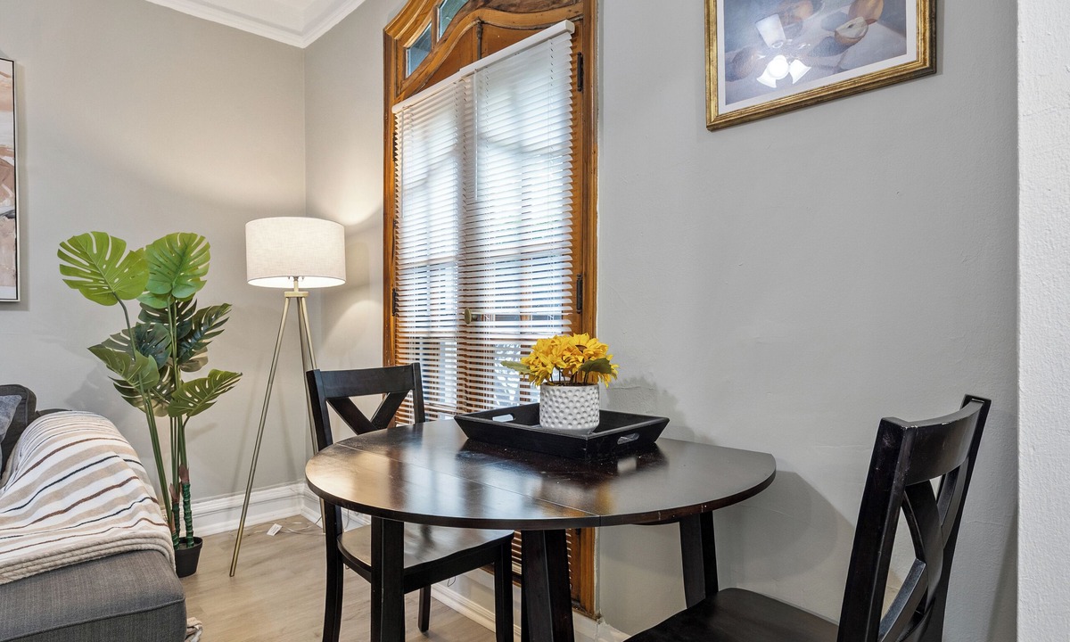 Oak Park Apartment | The King's Corner /Ground Level/Train Access