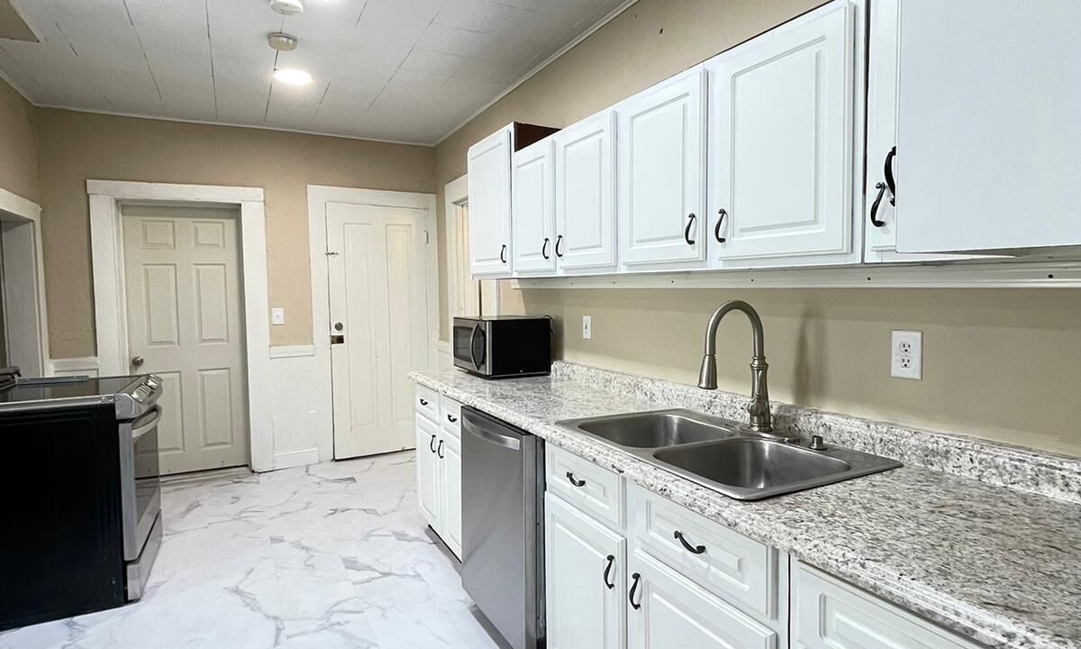 West Washington House | Centered downtown for a quick walk/drive to all the city has to offer