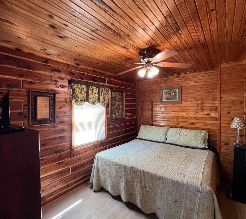 Eckerty House | Deluxe Cabin #20 with Hot Tub on Patoka Lake in Southern Indiana