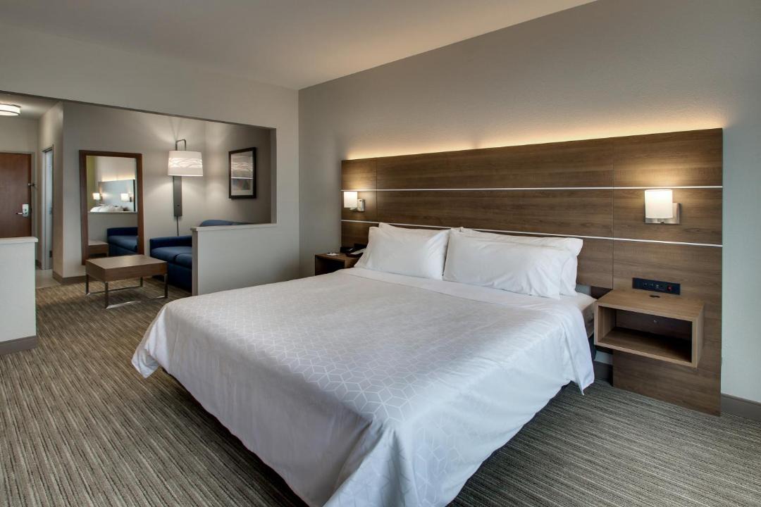 Waukegan Hotel | Holiday Inn Express Hotel & Suites Waukegan/Gurnee by IHG
