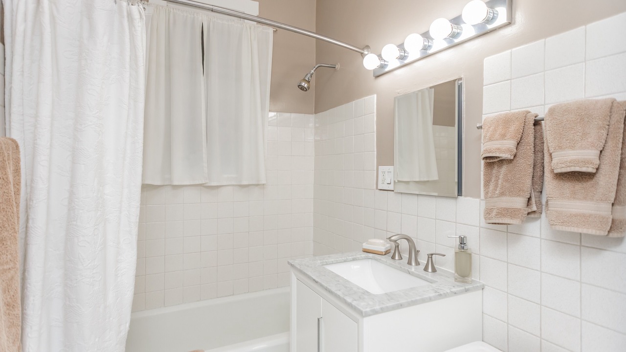 Photo of Bathroom in Lakeview