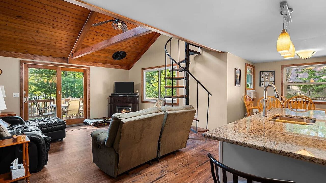 Photo of Livingroom in Lake Arrowhead