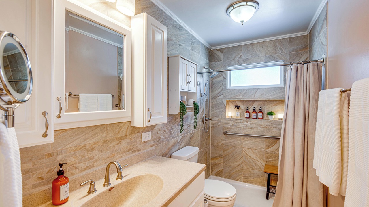 Photo of Bathroom in Lake in the Hills