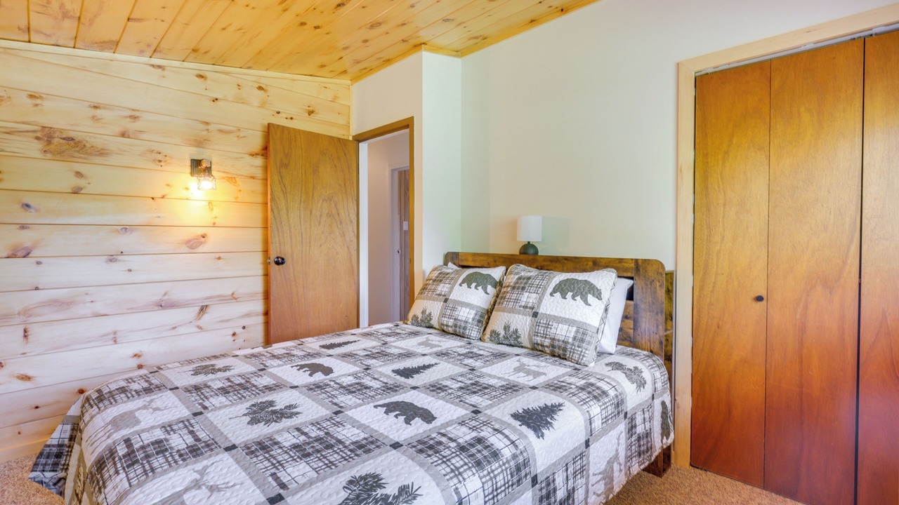 Photo of Bedroom in White Pine