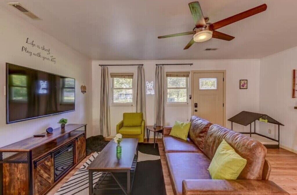 Photo of Livingroom in Wheeler