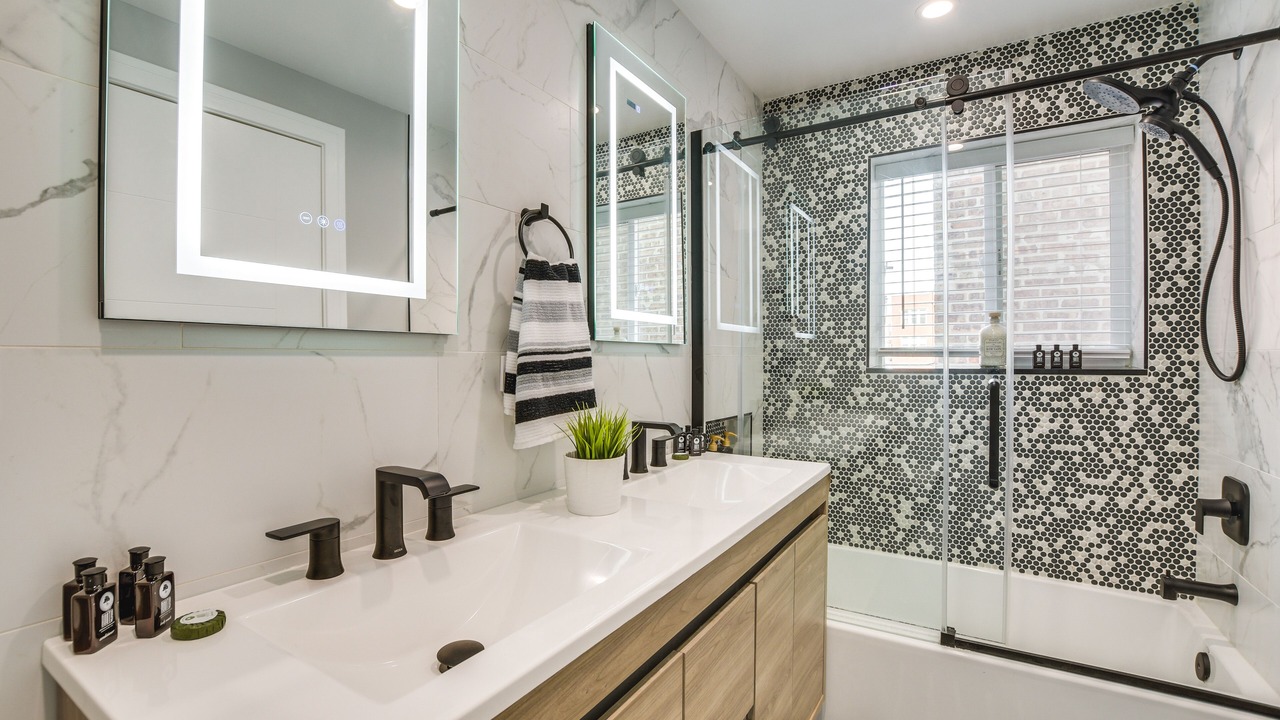 Photo of Bathroom in Edgewater Beach