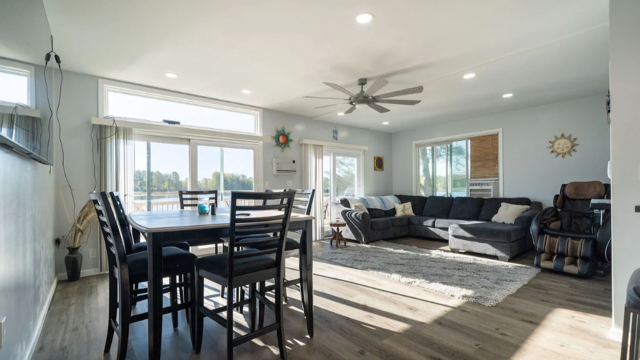 Photo of Livingroom in Delton