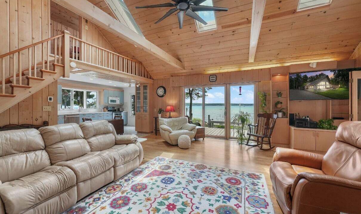 Photo of Livingroom in Higgins Lake