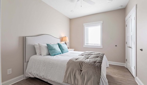 Three-Bedroom Residence with Grand Traverse Bay Views (Self Check-in)