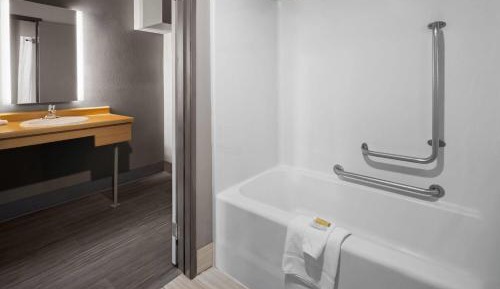 Double Room with Bath Tub - Mobility Accessible/Non-Smoking