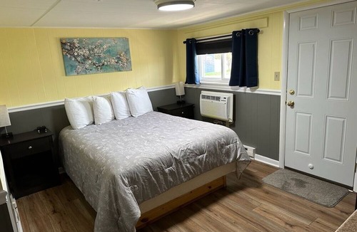 St Ignace Hotel | Sunset Motel at Armand's Gardens
