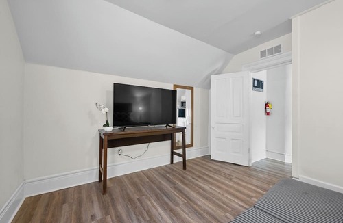 Mexicantown - Southwest Detroit Cottage | Detroit Getaway: 2-bedroom Apartment for 7 & Wifi