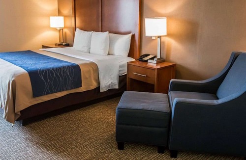Village of Lakewood Hotel | Comfort Inn Crystal Lake - Algonquin