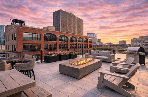 Near South Side Apartment | McCormick Place Magnificent 2BR with Patio & Gym Near Grant Park & Soldier Field