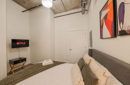 Near South Side Apartment | McCormick Patio skyline view 2b/2b with optional Parking/sleep 6